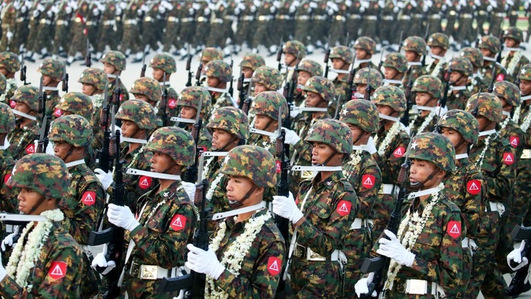 ミャンマー首都ネピドーで軍事パレードの行進を行う兵士ら＝２０２３年３月２７日/Myo Kyaw Soe/Xinhua/Getty Images