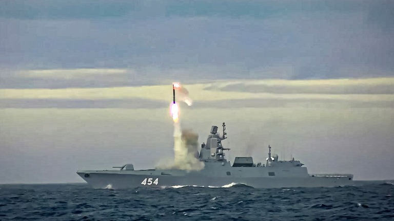 極超音速巡航ミサイル「ツィルコン」がバレンツ海にいるロシアのフリゲート艦から発射されたとされる写真。ロシア国防相が２０２２年に提供/Russian Defense Ministry Press Service/AP