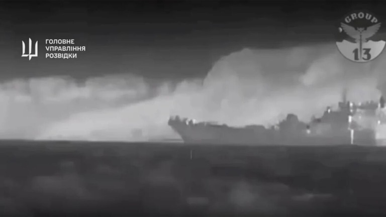 ウクライナが提供した映像には、水上ドローンが「ツェーザリ・クニコフ」に接近する様子が映っている＝１４日、黒海/Defense Intelligence of Ukraine/Telegram