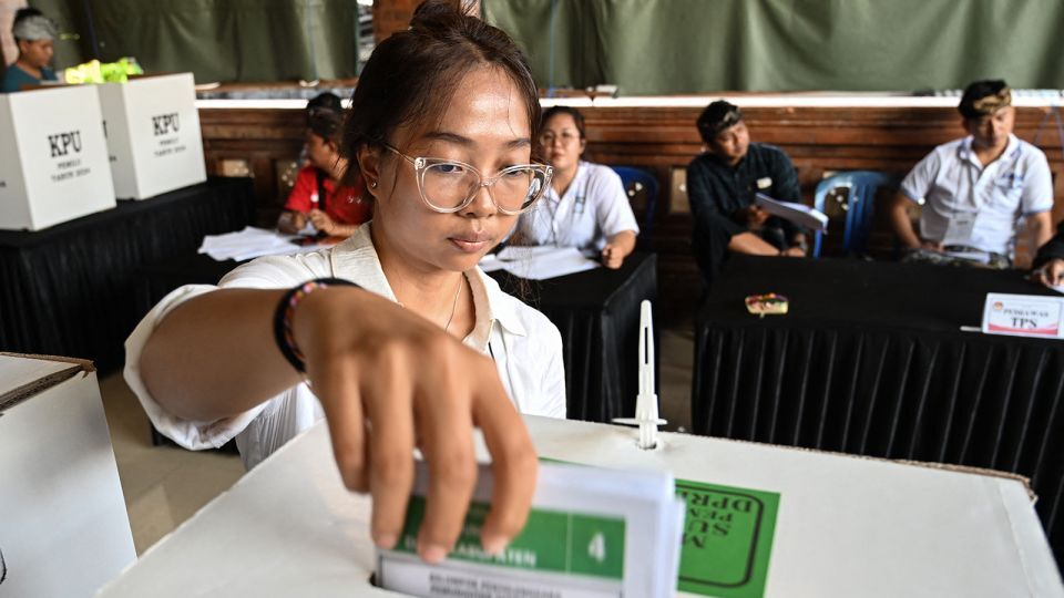 リゾート地のバリ島で１票を投じる女性/Sonny Tumbelaka/AFP/Getty Images