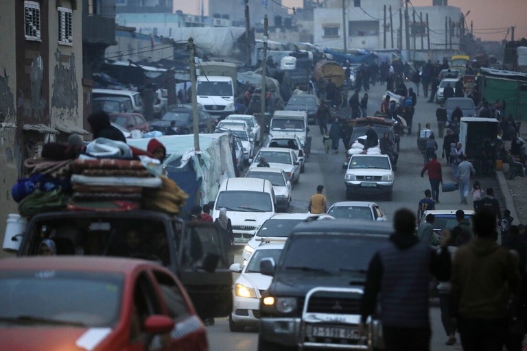 ガザ住民がデイルアルバラへ向かう中、通りは車で埋め尽くされていた/Ashraf Amra/Anadolu/Getty Images