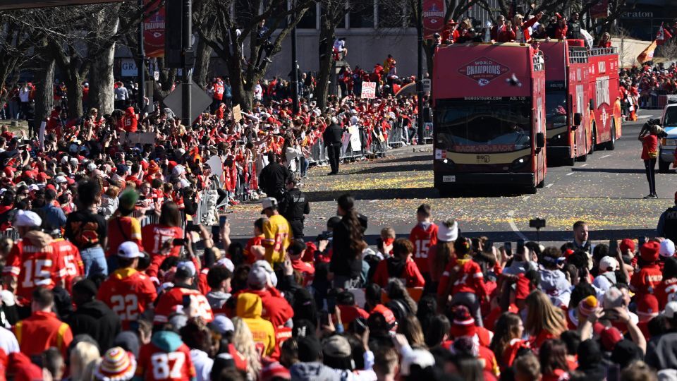 バスに乗ってパレードを行うチーフスの選手ら/Reynolds/AFP/Getty Images