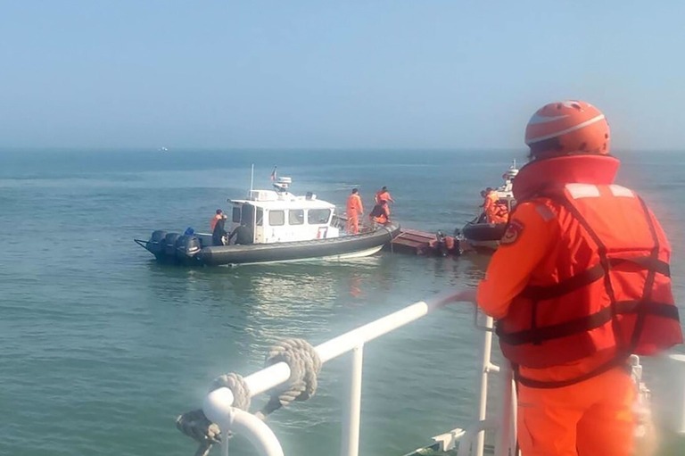 転覆した船舶を検査する台湾の沿岸警備当局＝１４日、台湾・金門島沖/Taiwan Coast Guard Administration/AP