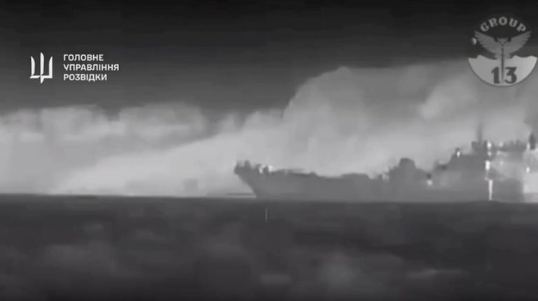 ウクライナ軍が無人艇によりロシア軍の艦艇を無力化したとする映像