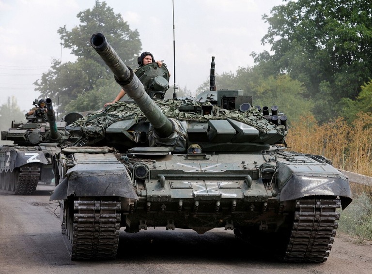 走行するロシアの戦車＝２０２２年７月、ウクライナ・ドネツク州/Alexander Ermochenko/Reuters