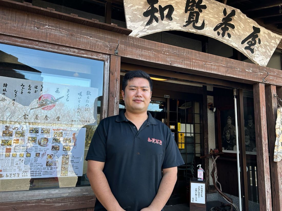 「知覧茶屋」の前に立つ鳥濱拳大氏。曾祖母の鳥濱トメさんは、神風特攻隊員にとって気心の知れた聞き役だった/Brad Lendon/CNN