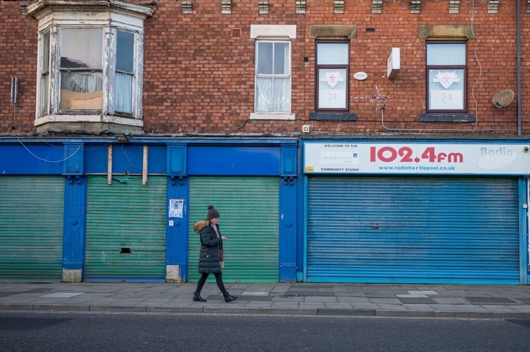 シャッターが閉まった大通りの店舗＝１日、イングランド北東部ハートルプール/Ian Forsyth/Getty Images