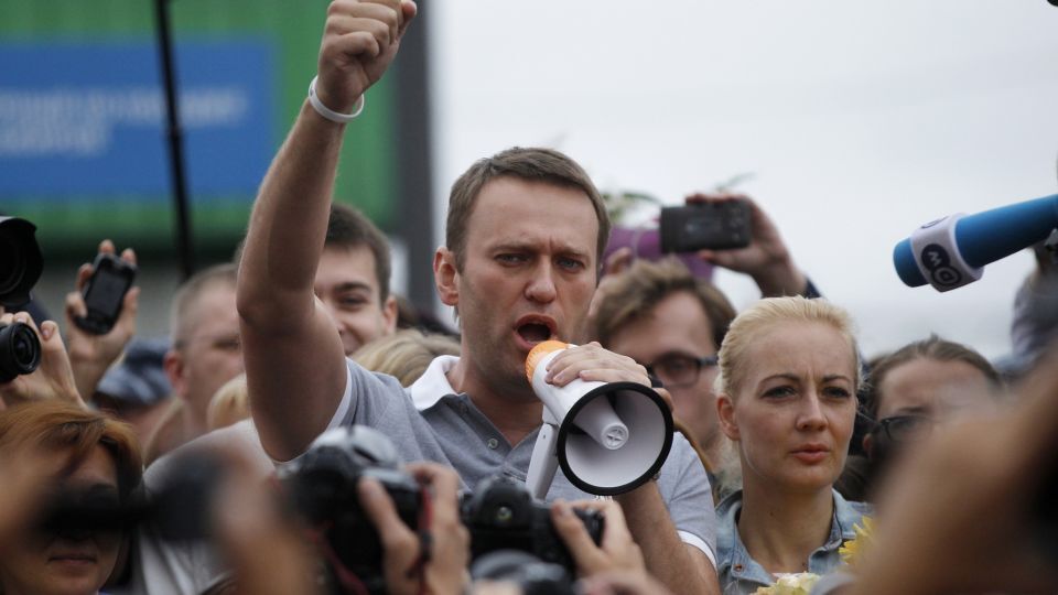クレムリン(大統領府)での汚職に反対運動を行うナワリヌイ氏=2013年、モスクワ/Dmitry Lovetsky/AP