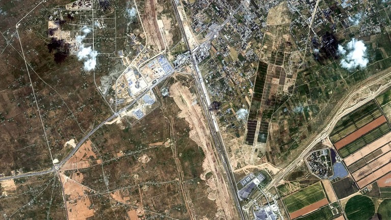 衛星画像にはエジプトがパレスチナ自治区ガザ地区との境界に沿って壁を建設する様子が写っている/Maxar Technologies
