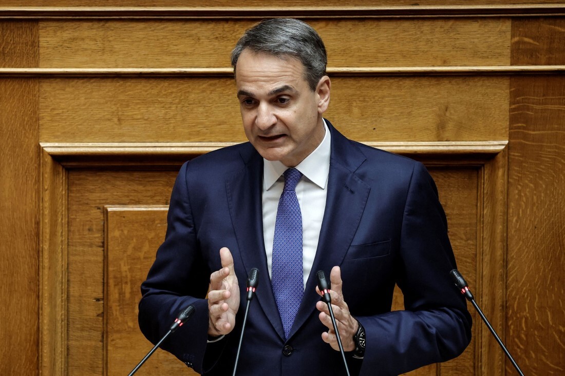 議会で演説を行うギリシャのミツォタキス首相=15日/Louisa Gouliamaki/Reuters