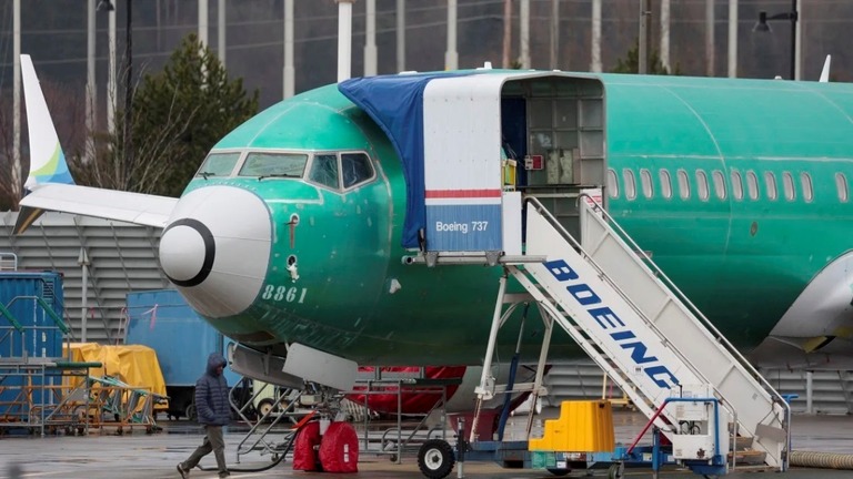 ボーイングの工場に近いレントン市営空港に駐機する塗装前の７３７型ＭＡＸ８/Jason Redmond/AFP/Getty Images