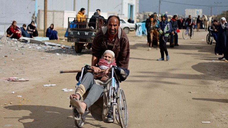 ガザ南部ハンユニスにあるナセル病院から避難してきたパレスチナ人たち/Mohammed Salem/Reuters