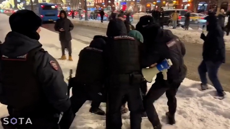 ロシアの独立系メディアが捉えた警察官と抗議集会参加者による小競り合いの様子/SOTA