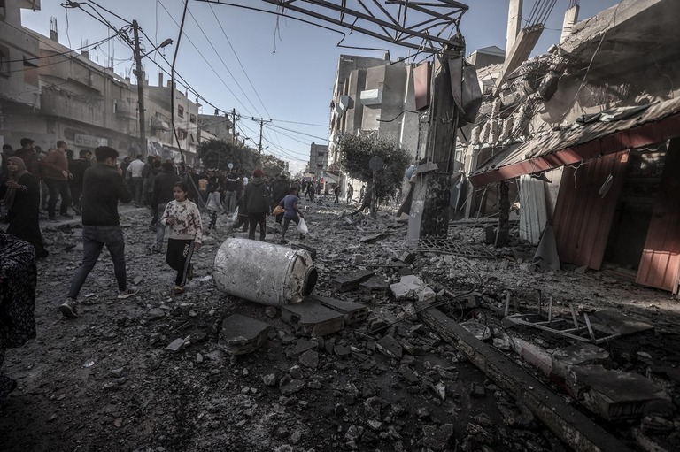 イスラエル軍の攻撃によって破壊された建物や道路＝１７日、パレスチナ自治区ガザ地区デイルアルバラ/Ali Jadallah/Anadolu Agency/Getty Images