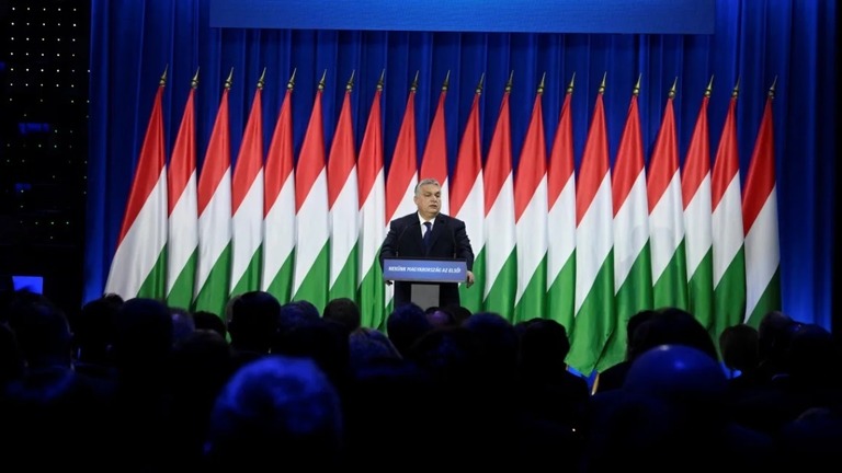 年次演説を行うハンガリーのオルバン首相＝１７日、ハンガリー首都ブダペスト/Szilard Koszticsak/Pool/Reuters