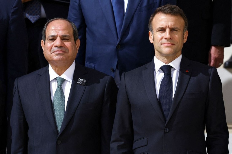 エジプトのシーシ大統領とフランスのマクロン大統領（右）/Amr Alfiky/Reuters