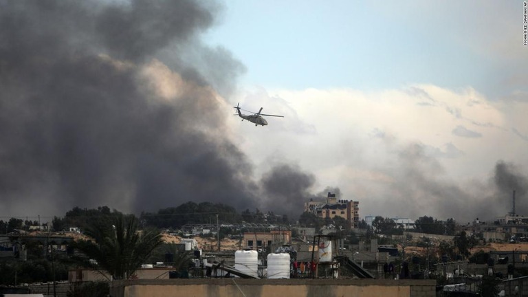 パレスチナ自治区ガザ地区の上空を飛行するイスラエル軍のヘリコプター＝１５日/Mohammed Dahman/AP