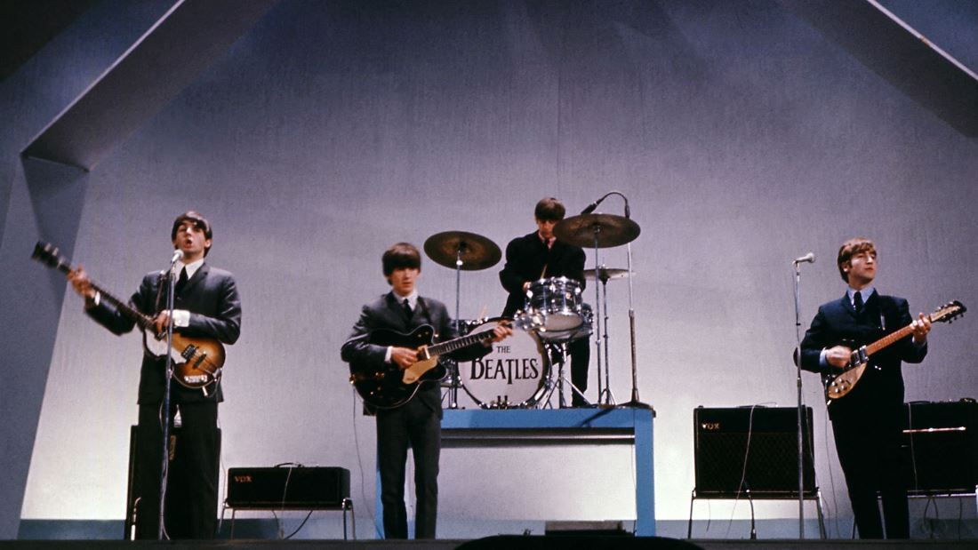 演奏するビートルズのメンバー（左からポール・マッカートニーさん、ジョージ・ハリスンさん、リンゴ・スターさん、ジョン・レノンさん）＝１９６５年７月２９日/Central Press/AFP/Getty Images