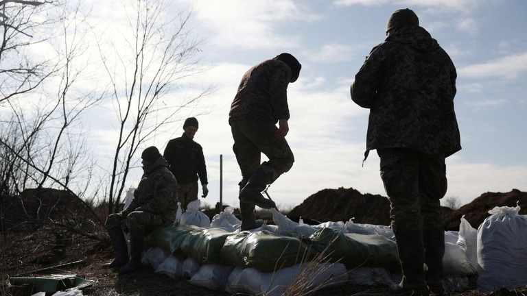 一時的な陣地を築くウクライナ軍兵士＝ウクライナ・アウジーイウカ近郊/Anatolii Stepanov/AFP/Getty Images