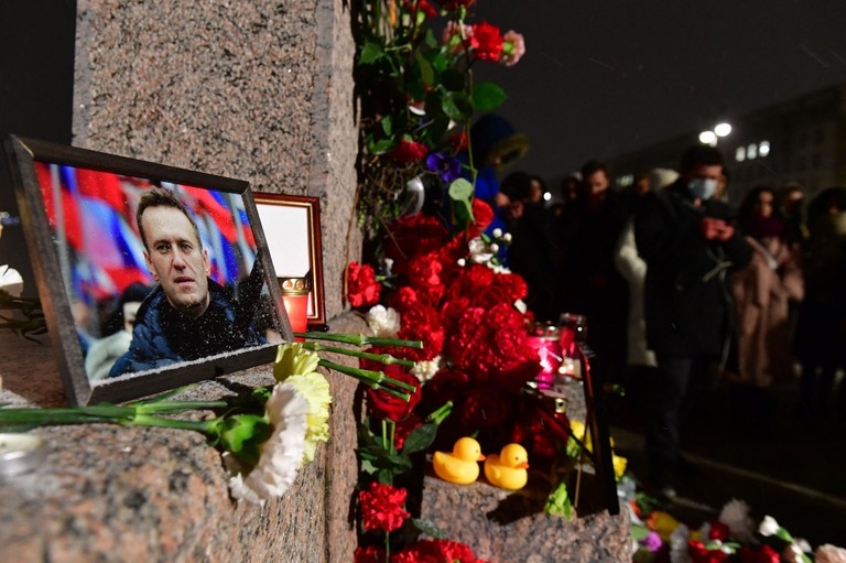 １６日、サンクトペテルブルクでナワリヌイ氏の追悼に集まる人々/Olga Maltseva/AFP/Getty Images