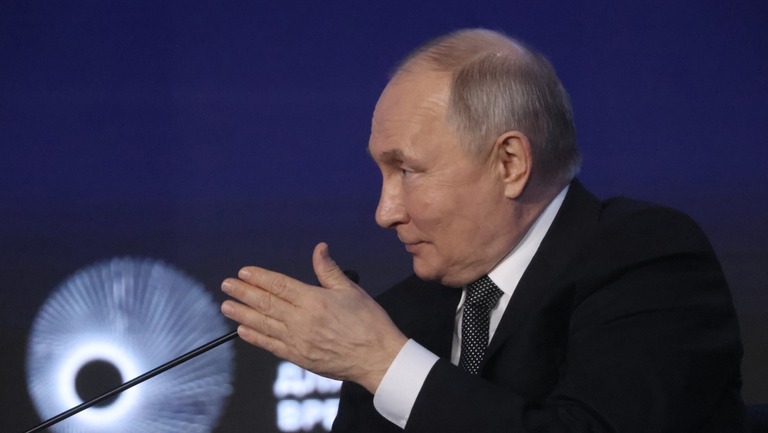 ２０日、モスクワで開催されたフォーラムで発言するプーチン大統領/Contributor/Getty Images