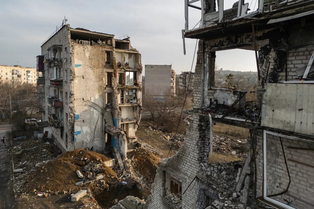 ロシアのミサイル攻撃で廃虚と化した住宅＝１４日、ウクライナ・ハルキウ州/ Maxym Marusenko/Reuters