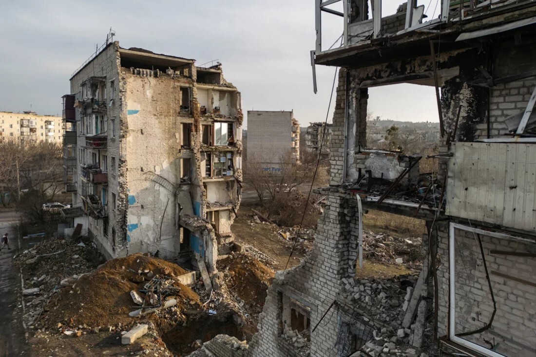 ロシアのミサイル攻撃で廃虚と化した住宅=14日、ウクライナ・ハルキウ州/ Maxym Marusenko/Reuters