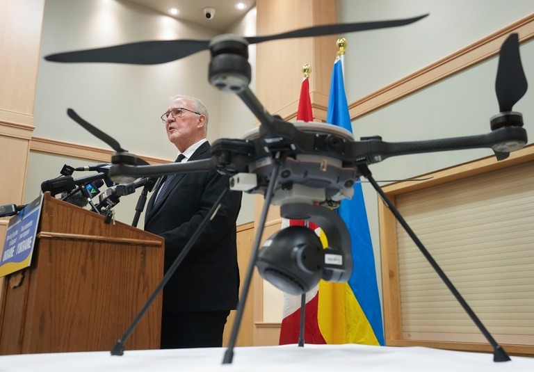 ウクライナへのドローン提供を発表するブレア国防相/athan Denette/The Canadian Press/AP