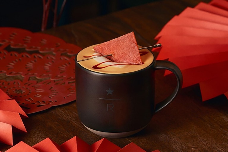 スターバックスが春節（旧正月）を記念し中国の店舗で「豚の角煮ラテ」を発売/Courtesy Starbucks via CNN Newsource