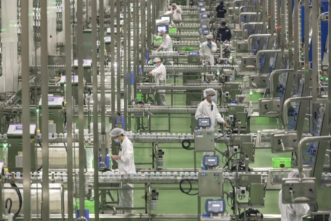 フフホト市にある中国最大の乳製品メーカー、伊利集団の生産ライン/Qilai Shen/Bloomberg/Getty Images