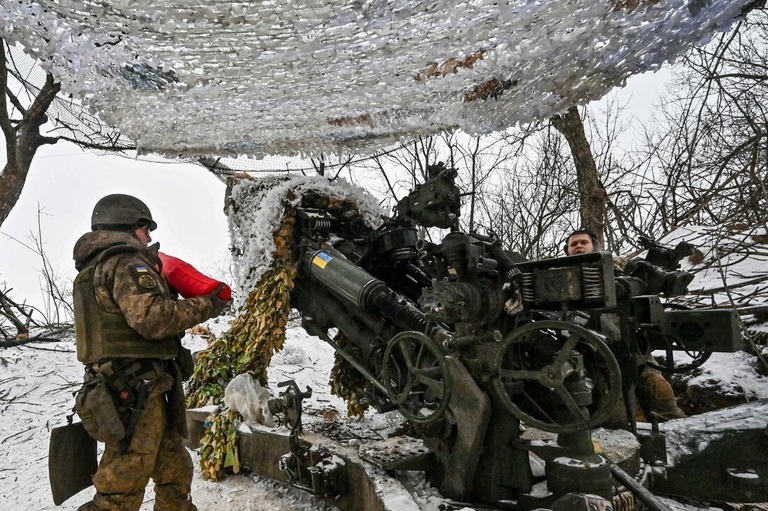 ロシア軍に向けて榴弾（りゅうだん）砲を準備するウクライナ兵＝１月１４日、ウクライナ・ザポリージャ州前線近郊/Reuters via CNN Newsource