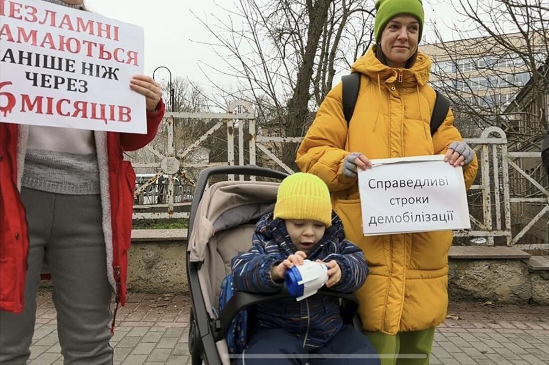 兵士の動員に期限を設けるよう求める抗議活動に参加するアントニーナさんと３歳の息子のサーシャちゃん/KYIV, Ukraine