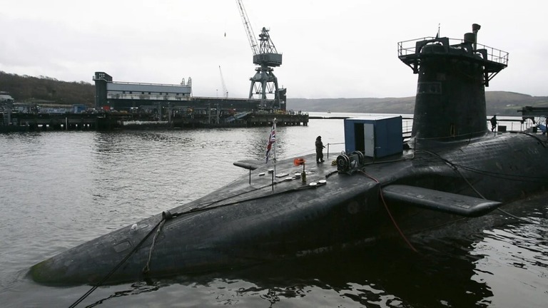 英グラスゴー近郊の海軍基地で撮影された原子力潜水艦「バンガード」の写真＝２００６年１２月/David Moir/Reuters/File