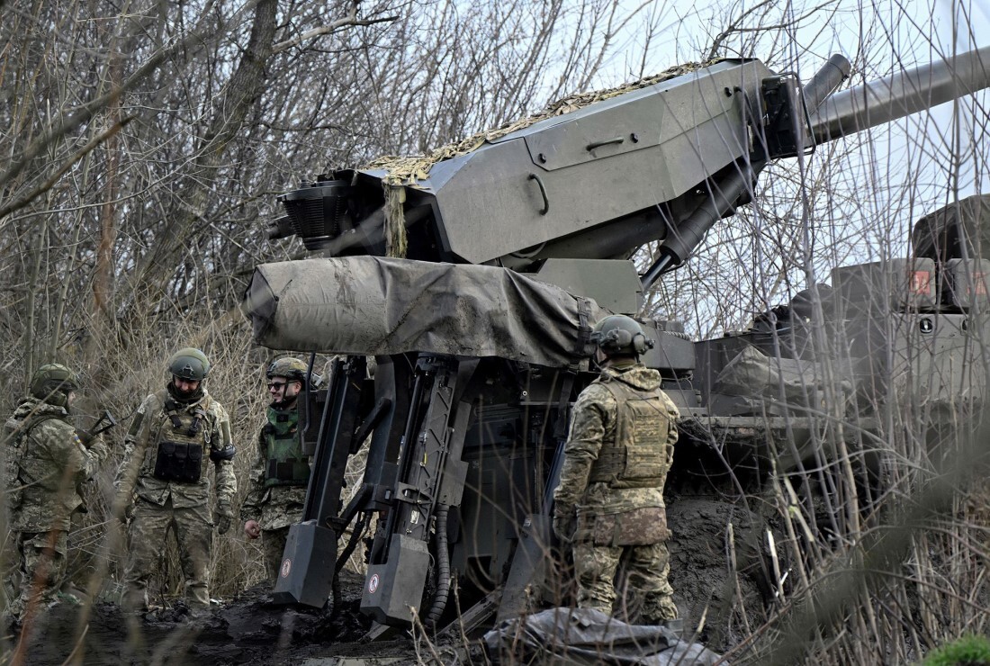 自走榴弾砲の射撃を準備するウクライナ兵=14日、ウクライナ南部/Genya Savilov/AFP/Getty Images via CNN Newsource