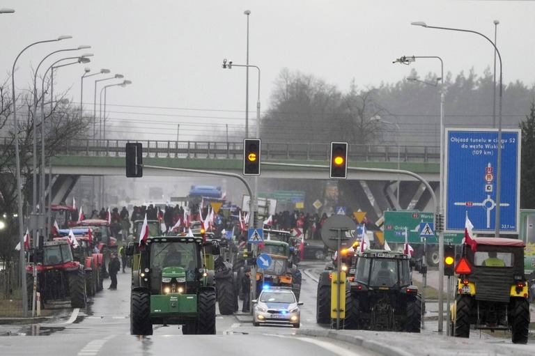 トラクターで車列を作るポーランドの農家ら＝２０日/Czarek Sokolowski/AP