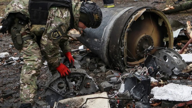 ミサイルの残骸付近で作業する爆弾処理班/Reuters