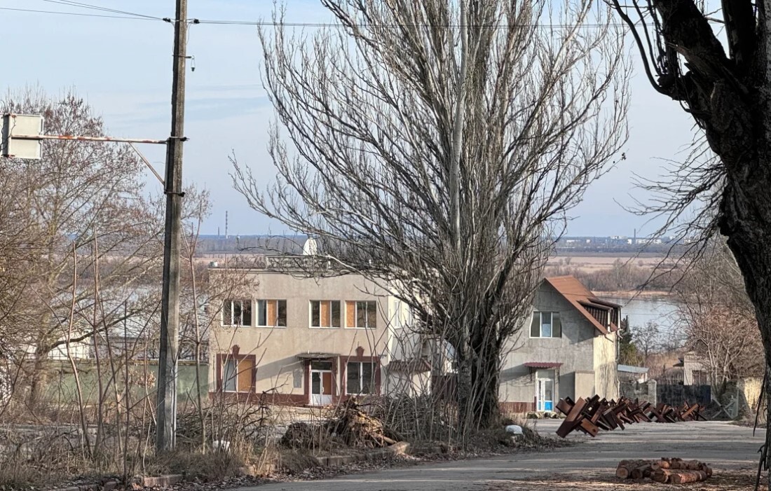 川向こうには肉眼で見える位置にロシア軍がいて、ほぼ絶え間なく砲撃を浴びせてくる/Anna-Maja Rappard/CNN