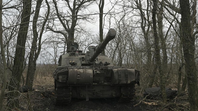 ウクライナ南部ザポリージャ州の前線で戦闘に備える同国軍の戦車「チャレンジャー２」/Genya Savilov/AFP/Getty Images