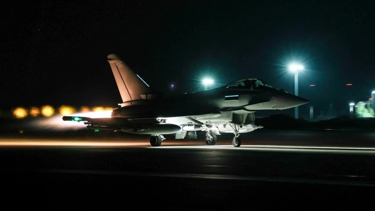 合同作戦のために出発する英空軍の戦闘機「タイフーン」＝２４日/Cpl Tim Laurence/RAF/UK Ministry of Defense/AP