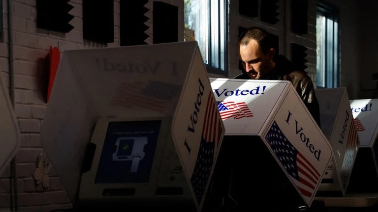 投票所で投票する有権者＝２４日、米サウスカロライナ州チャールストン/Julia Nikhinson/AFP/Getty Images