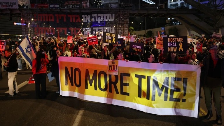 人質の解放を求めて行進する人々＝８日、イスラエル・テレアビブ/Ahmad Gharabli/AFP/Getty Images