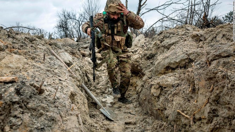 塹壕の中を移動するウクライナ軍兵士＝２０２３年３月、ウクライナ東部バフムート/John Moore/Getty Images Europe/Getty Images