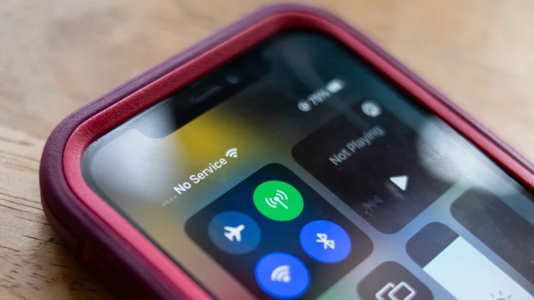 「圏外」と表示されたｉＰｈｏｎｅ＝２２日、米アトランタ/Brook Joyner/CNN