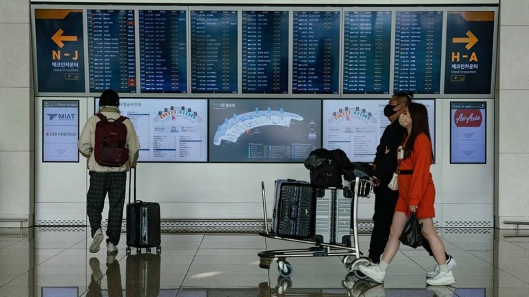 仁川国際空港を移動する乗客ら/Kichul Shin/NurPhoto/Getty Images