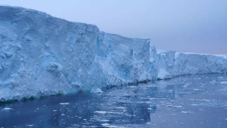 南極大陸のスウェイツ氷河では１９４０年代から急速な後退が始まっていたことが分かった/Robert Larter via CNN Newsource