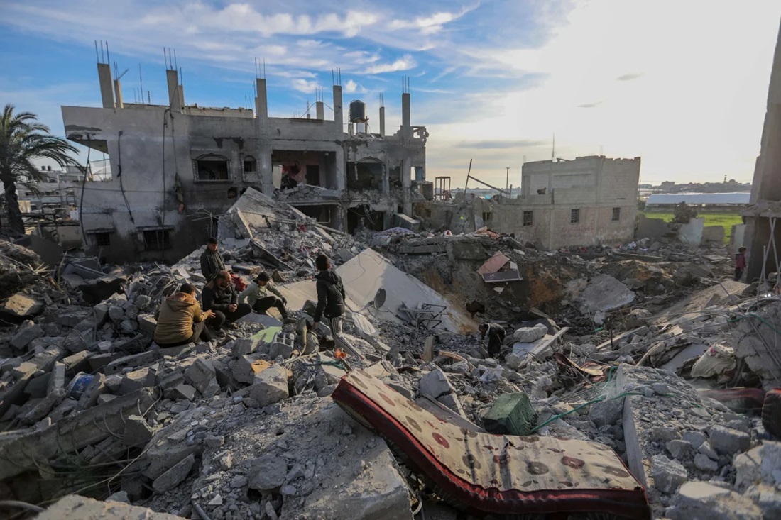 イスラエル側はすでにラファを標的に連日のように空爆を行っており、同時に地上攻撃の準備をしているとみられている/Ahmad Hasaballah/Getty Images