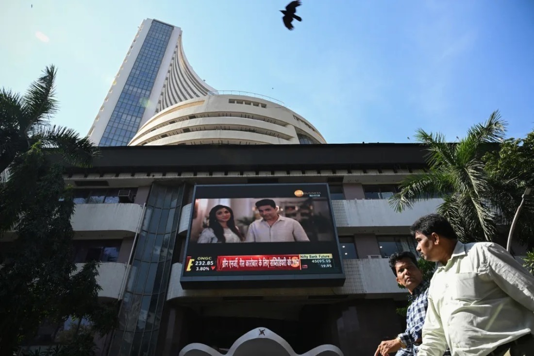 ボンベイ証券取引所の前を通りかかる歩行者/Indranil Mukherjee/AFP/Getty Images