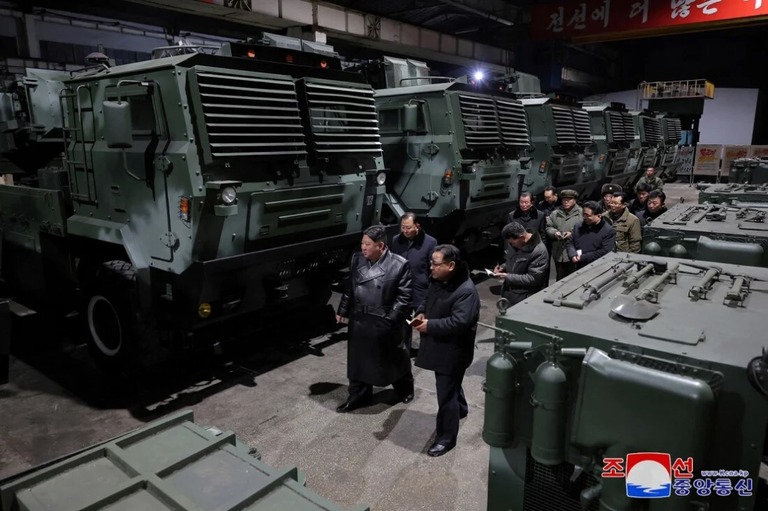 兵器工場を訪れる北朝鮮の金正恩（キムジョンウン）朝鮮労働党総書記＝1月10日/KCNA/Reuters