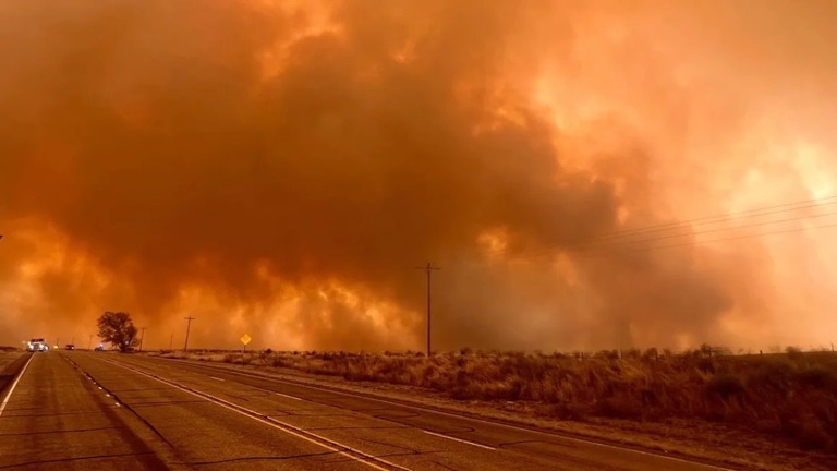 米テキサス州カナディアンの北西部で猛威を振るう山火事の様子/Courtesy Miguel Lira/Booker Grocery Cafe & Catering