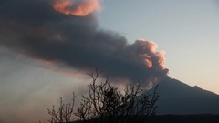 メキシコのポポカテペトル山、火山活動が活発化、欠航相次ぐ